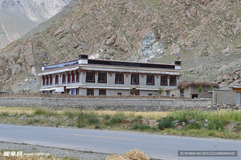 山间藏式建筑 宁静风光