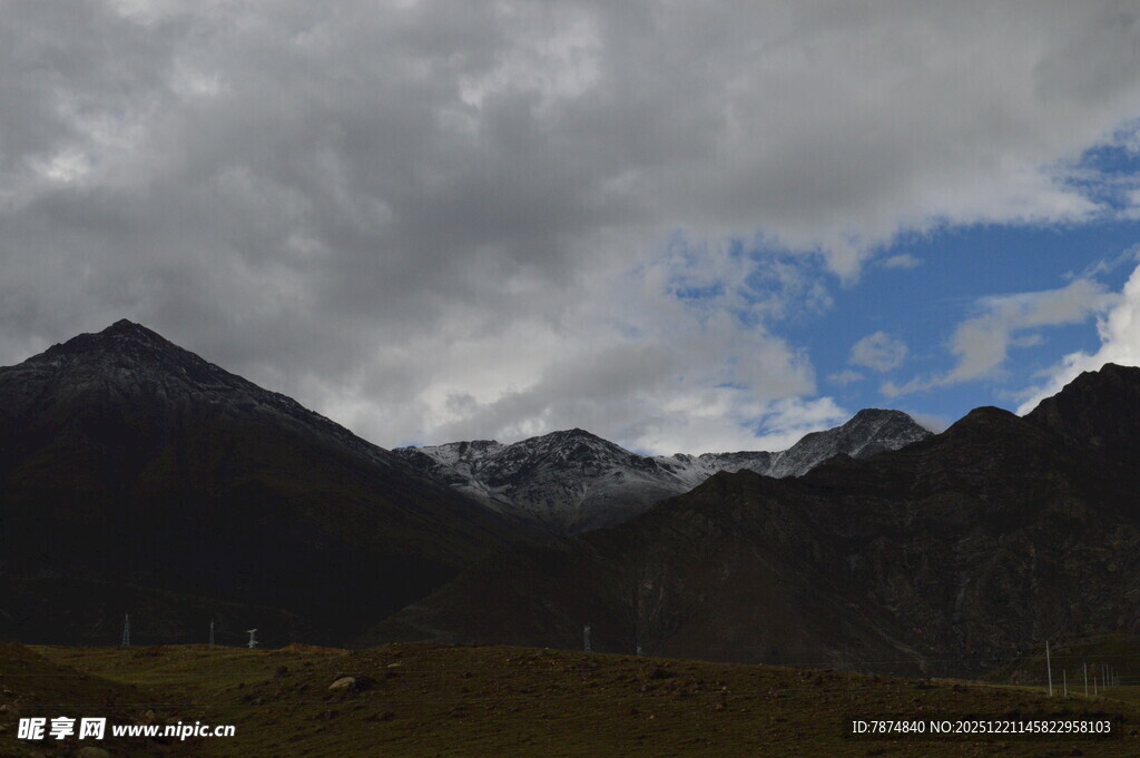 乌云下的壮丽山脉景观