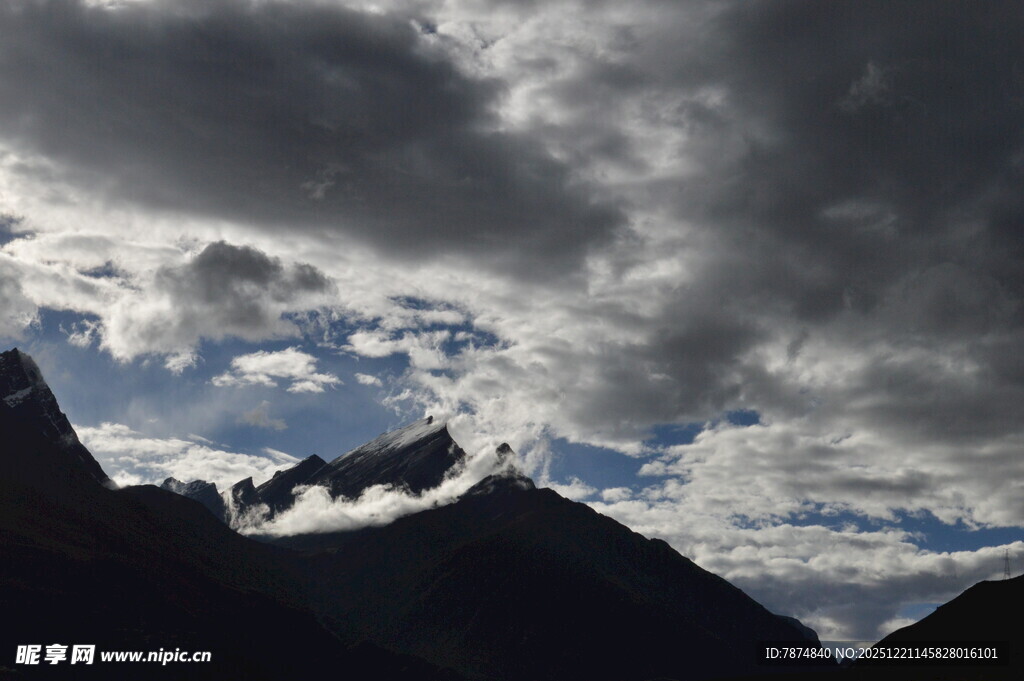 乌云笼罩下的壮丽山峦