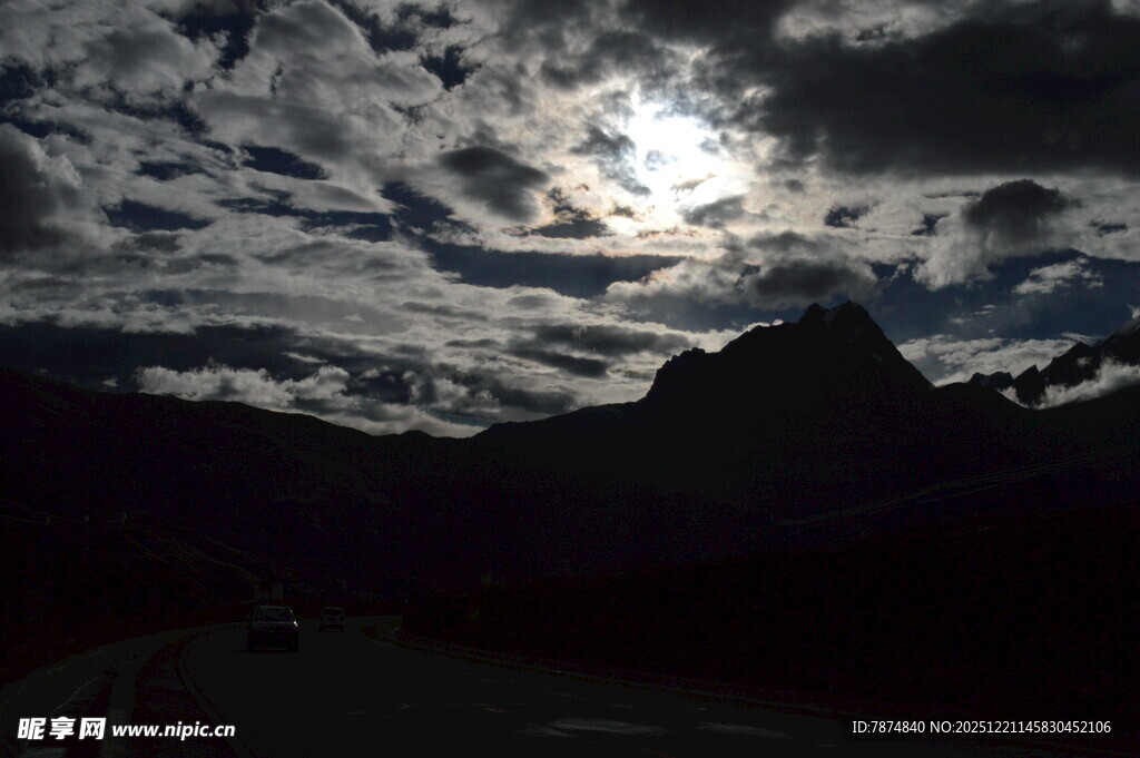 月夜下的山峦与云层