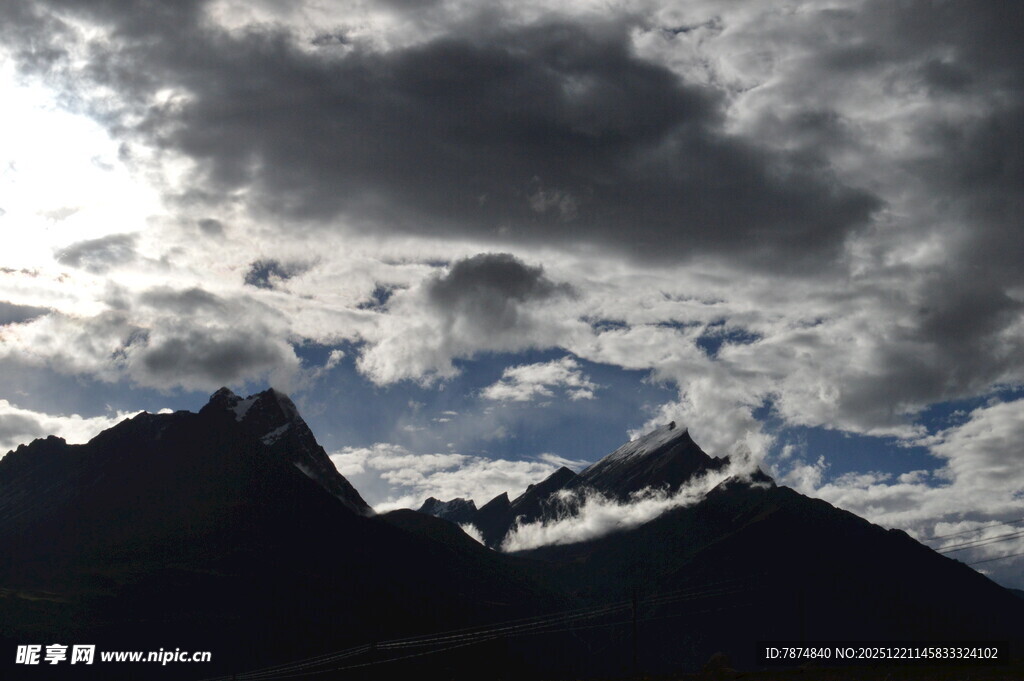乌云笼罩下的壮丽山峦