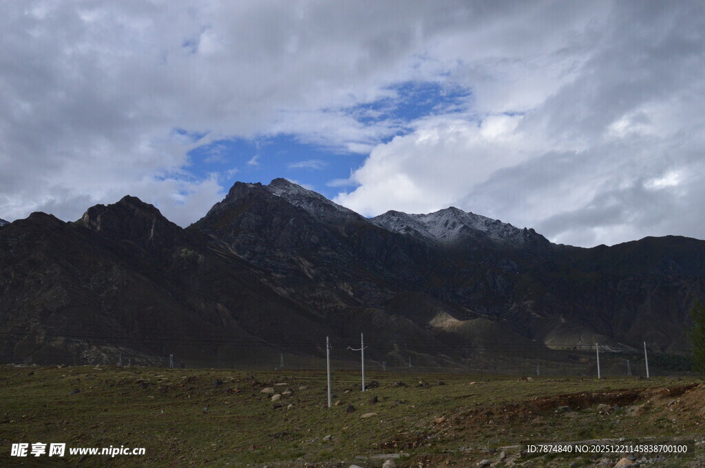 高山草原间的壮丽云景
