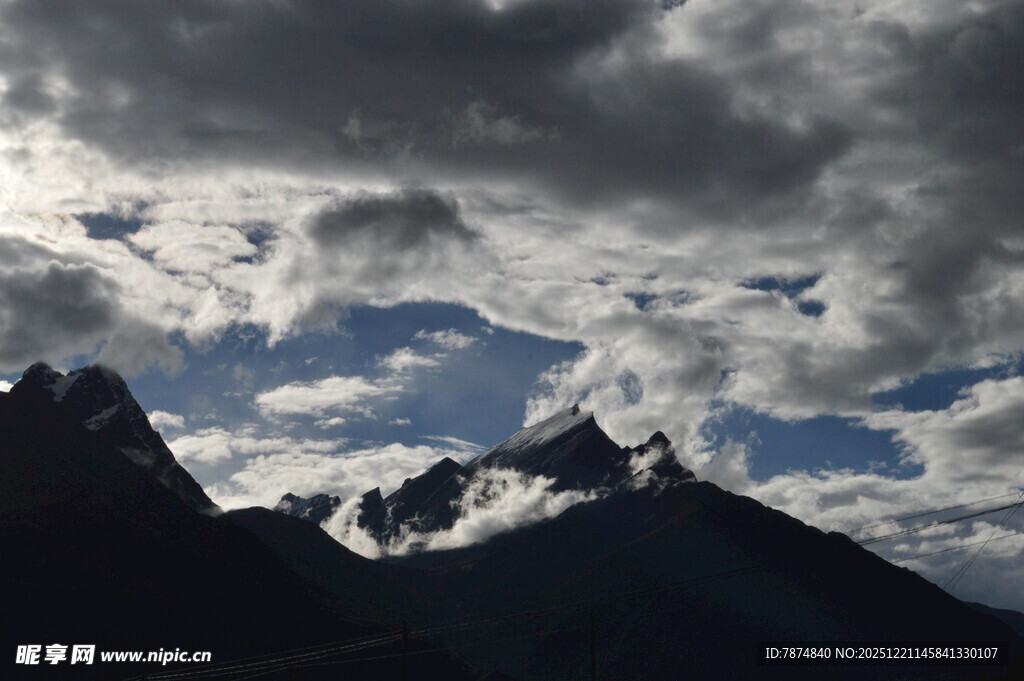 乌云下的壮丽山峦