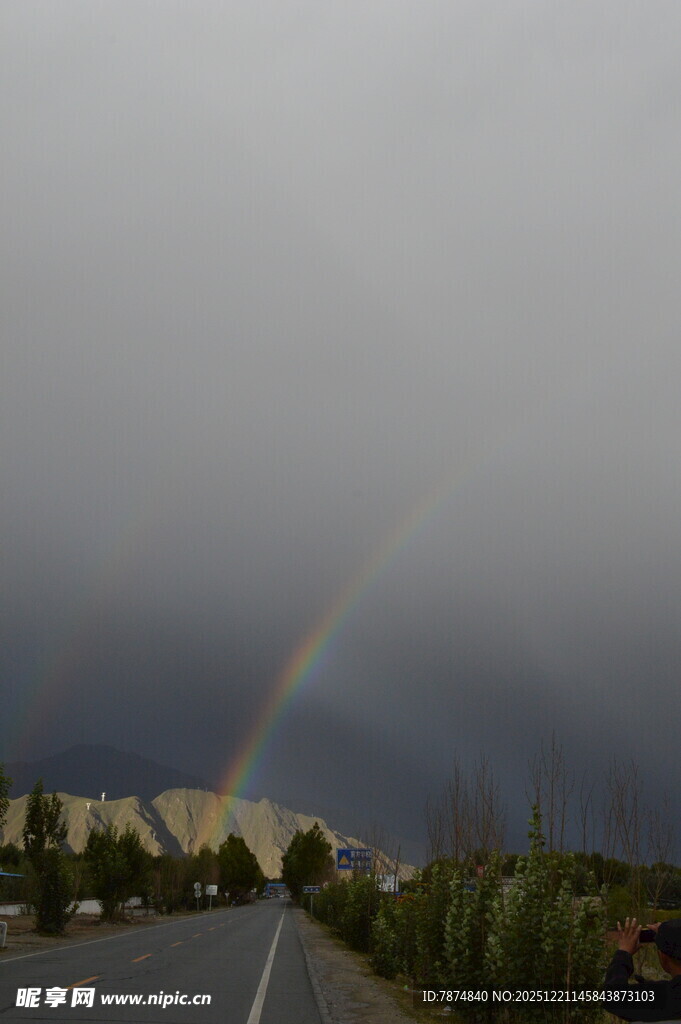 公路上空的绚丽彩虹