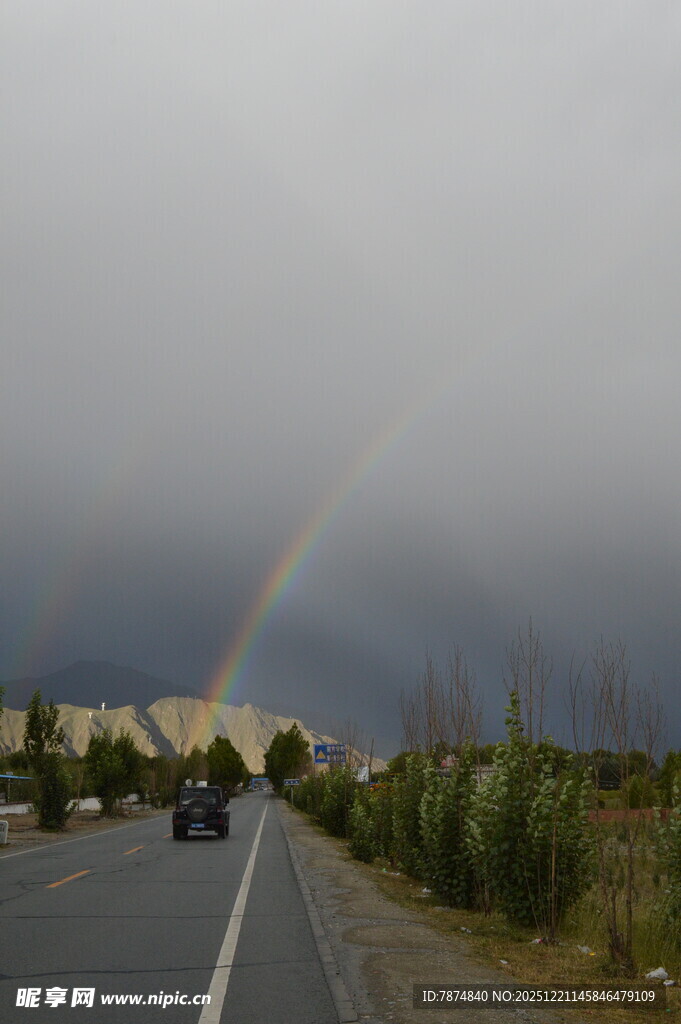 公路上的绚丽彩虹