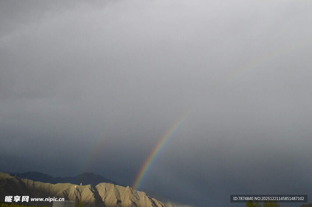 乌云下的绚丽彩虹