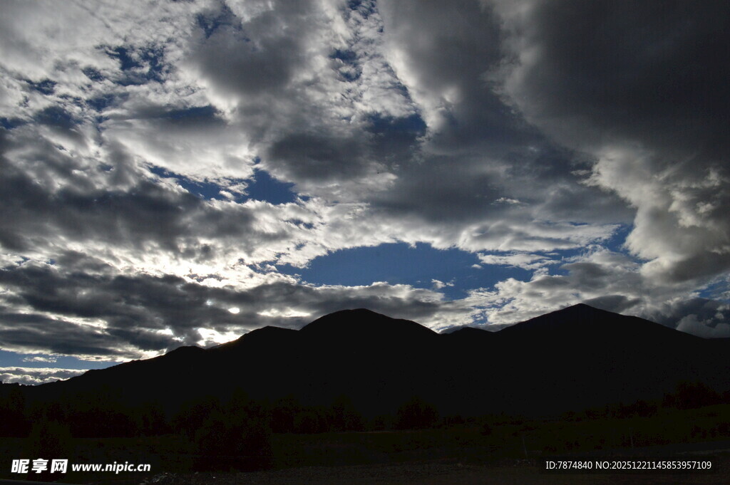 乌云笼罩下的山峦景色