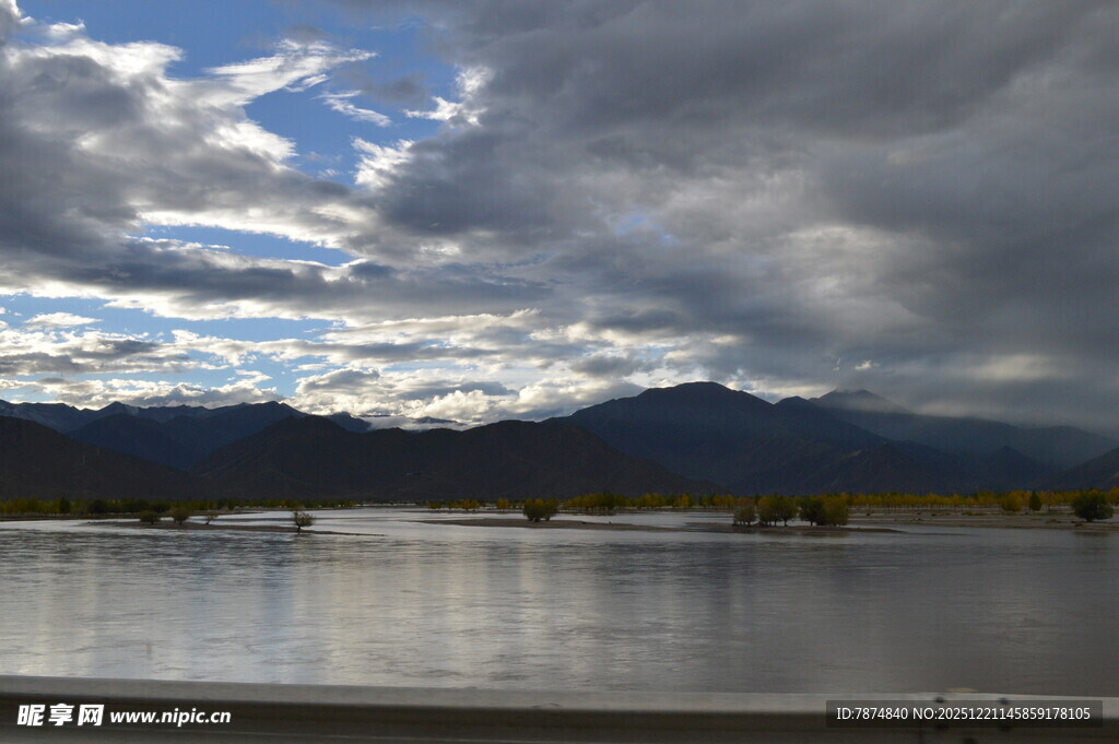 湖畔乌云下的远山景致
