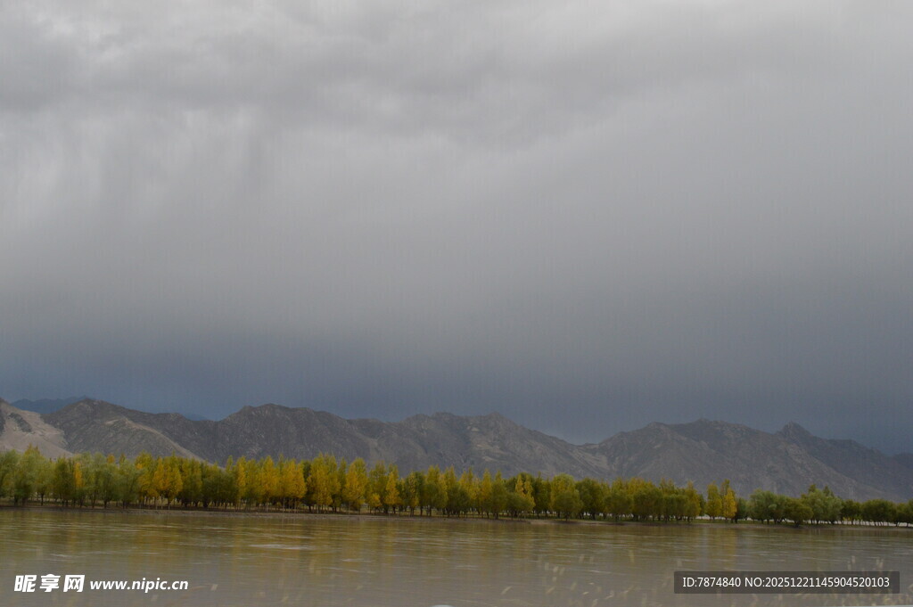 乌云下的山水风光