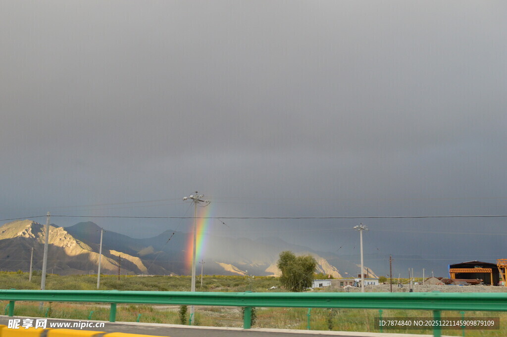公路边的山间彩虹美景