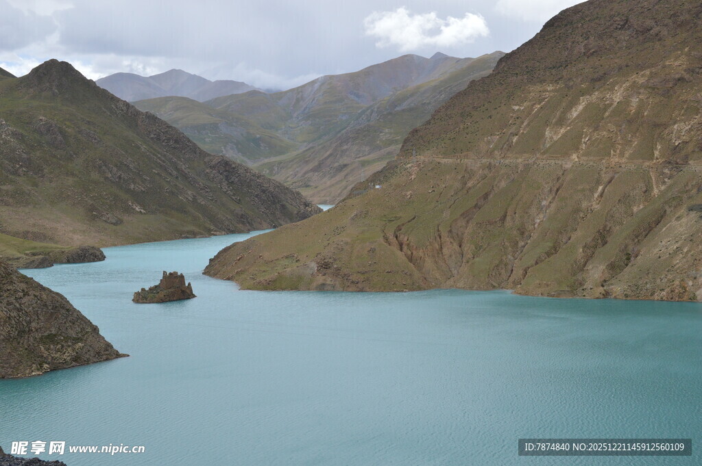 高山间的蓝绿色湖泊