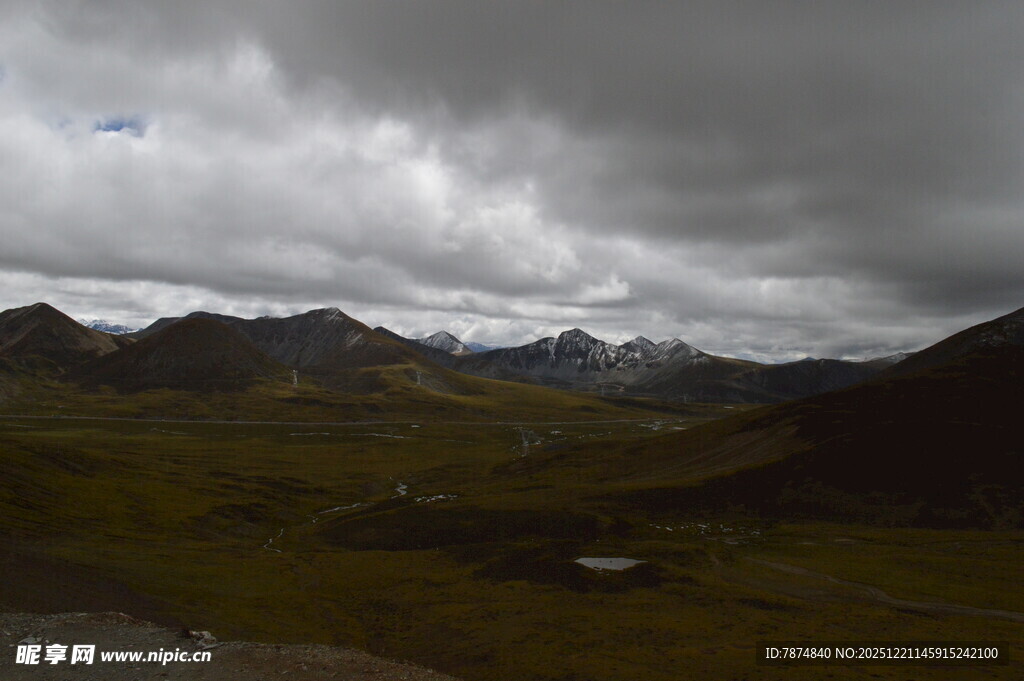阴云下的山峦风光