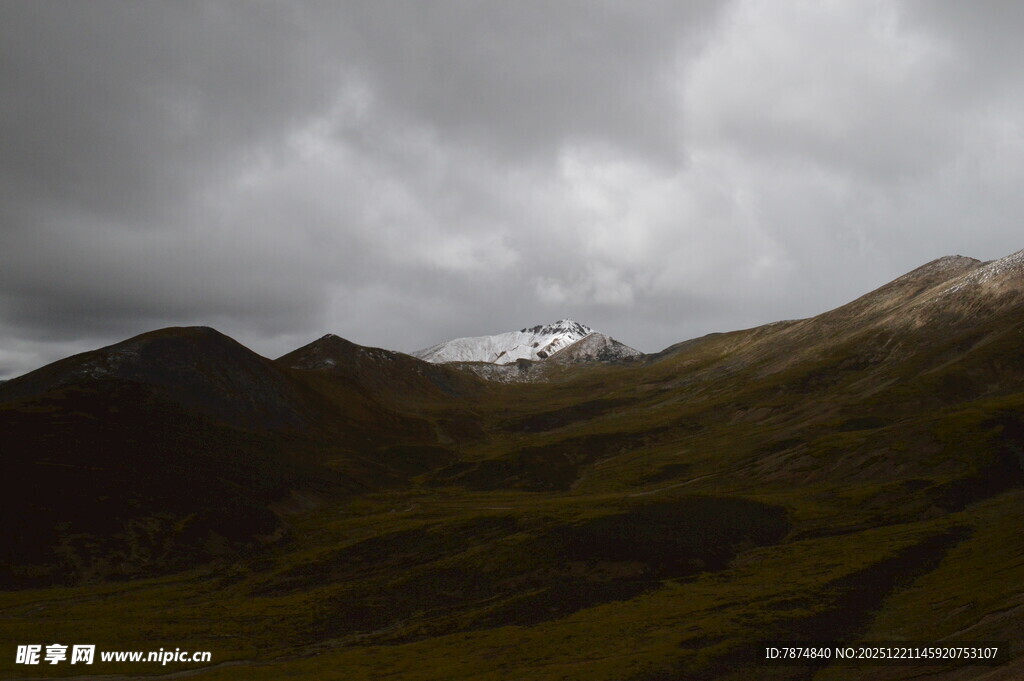 阴云下的山峦与山顶积雪