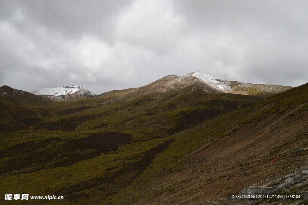 山峦云雾间的自然景致