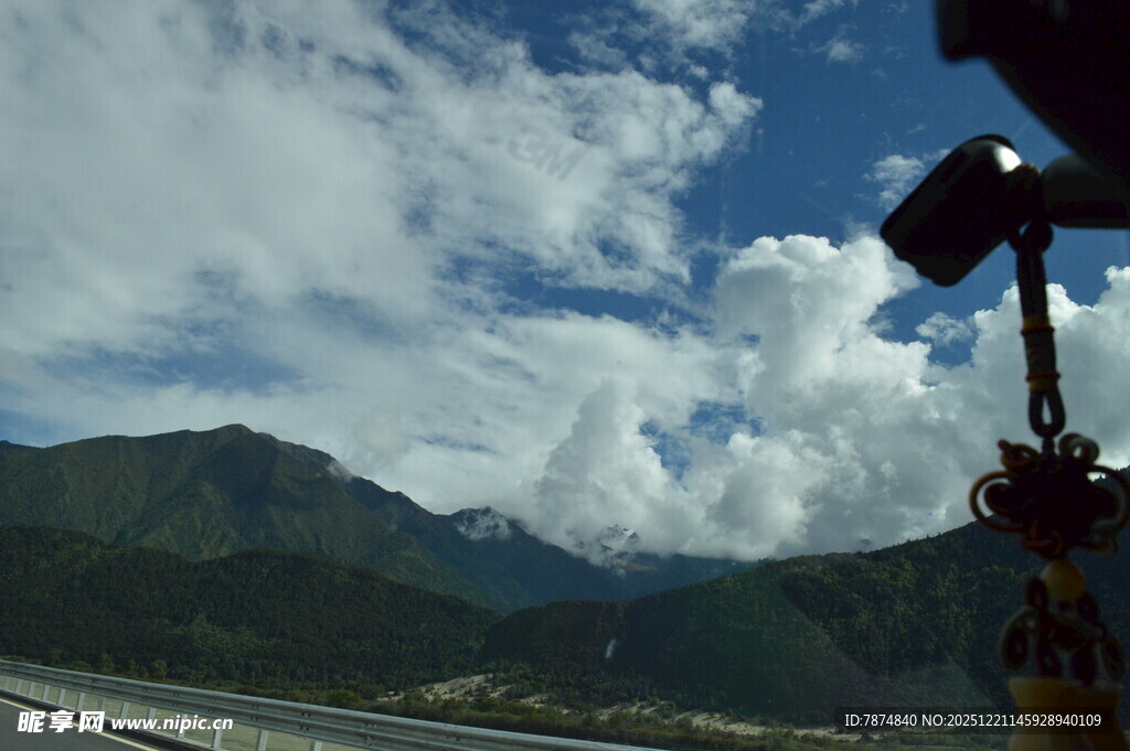 公路边的壮美山景