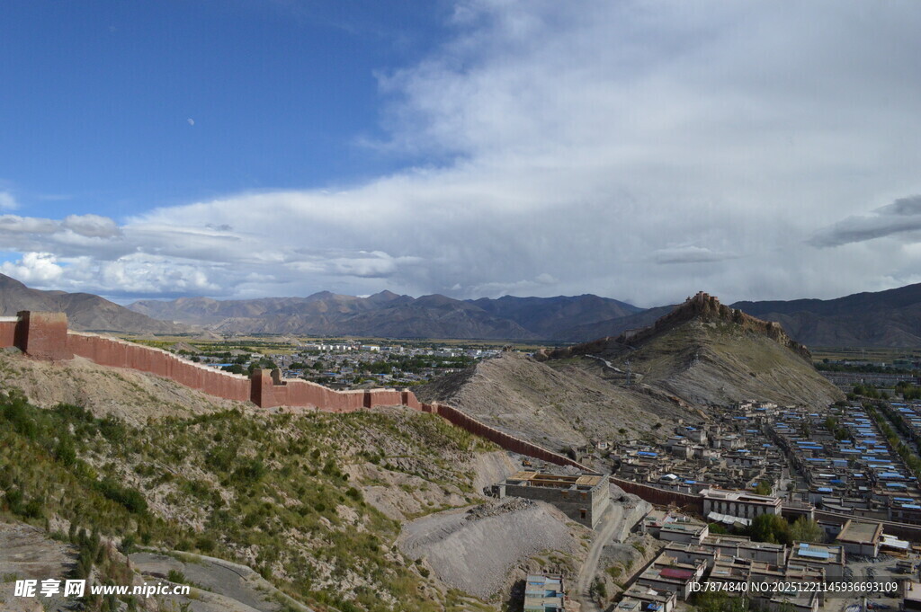 俯瞰壮丽长城与山下城镇