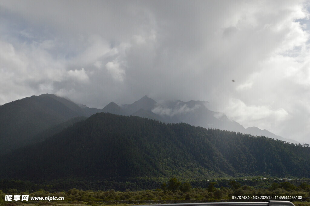 云雾缭绕的壮美山峦