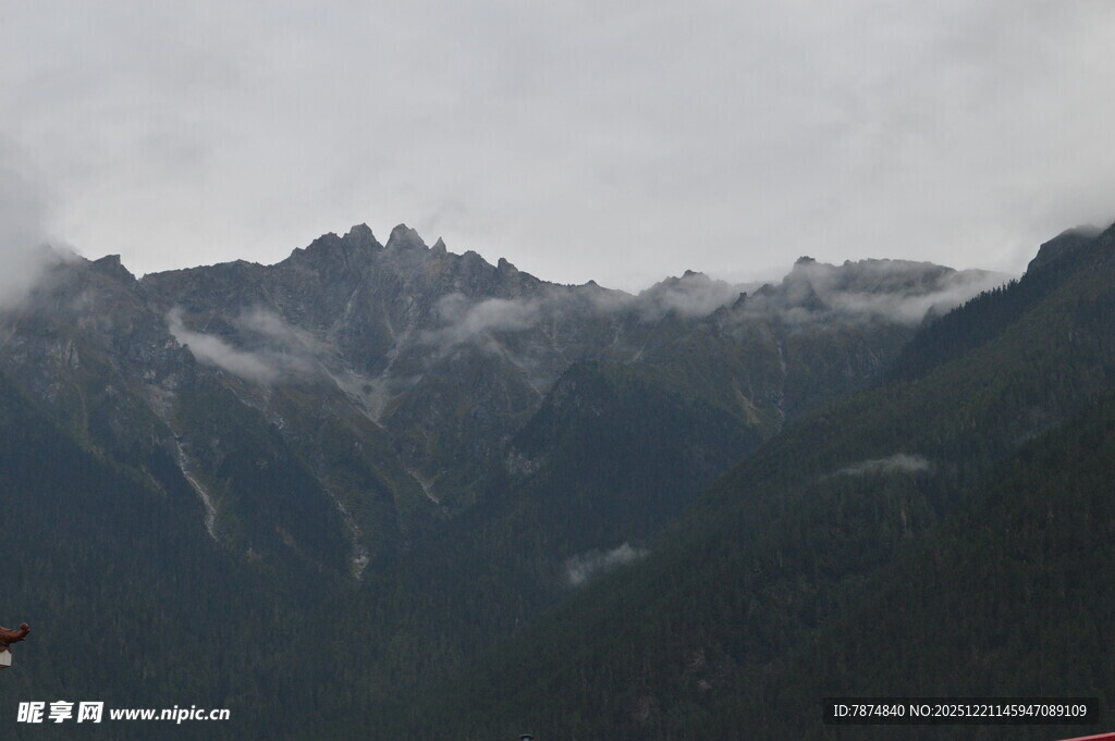云雾缭绕的壮美山峦