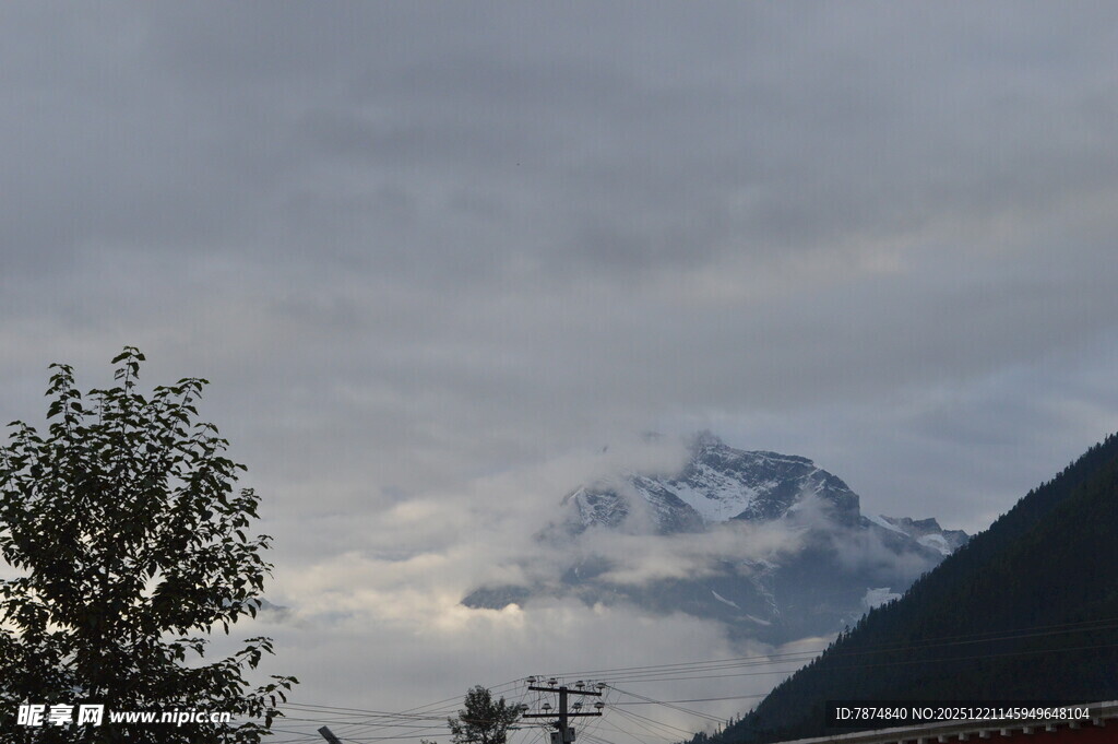 云雾缭绕下的巍峨山峰