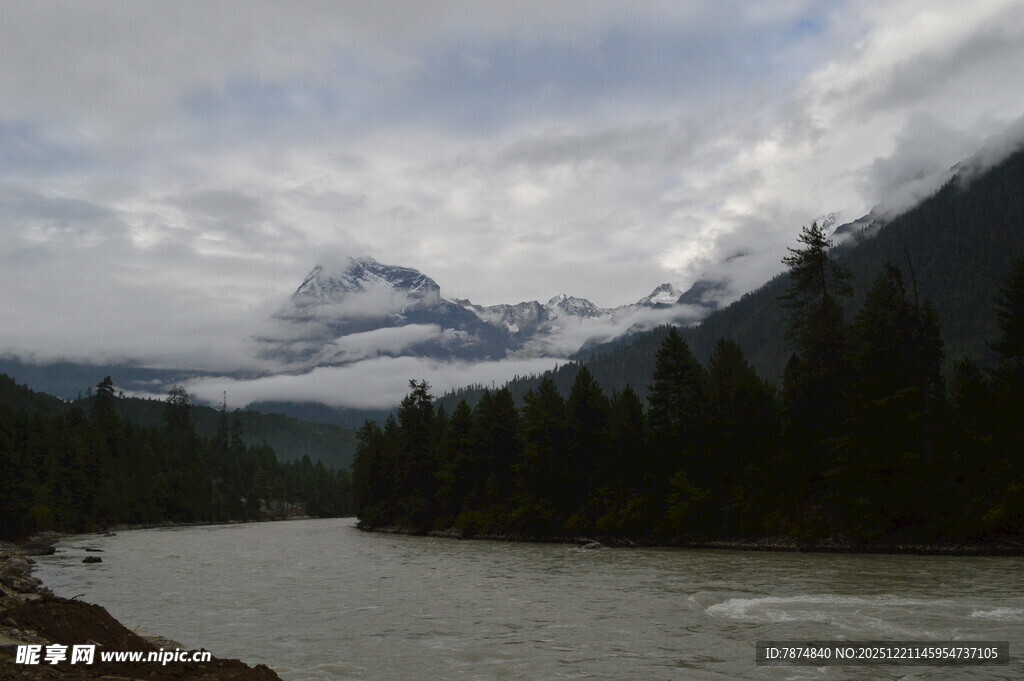 山间河流与云雾缭绕之景