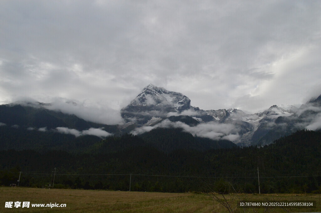 云雾缭绕的壮丽山脉