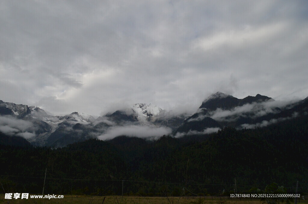云雾缭绕的壮丽山脉