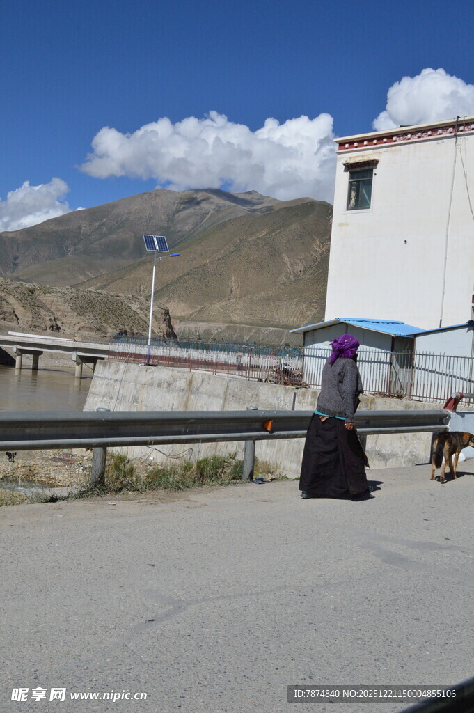 藏区街头行走的僧人