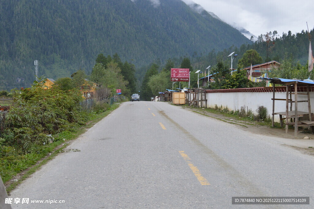 山间乡村公路景色