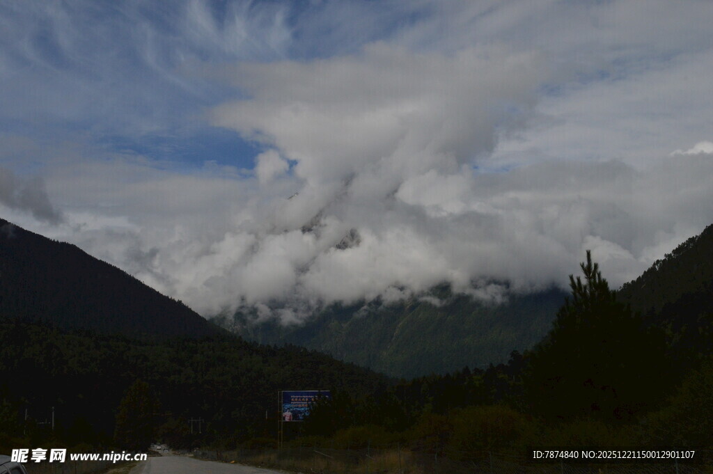 山间云雾缭绕的壮美景色