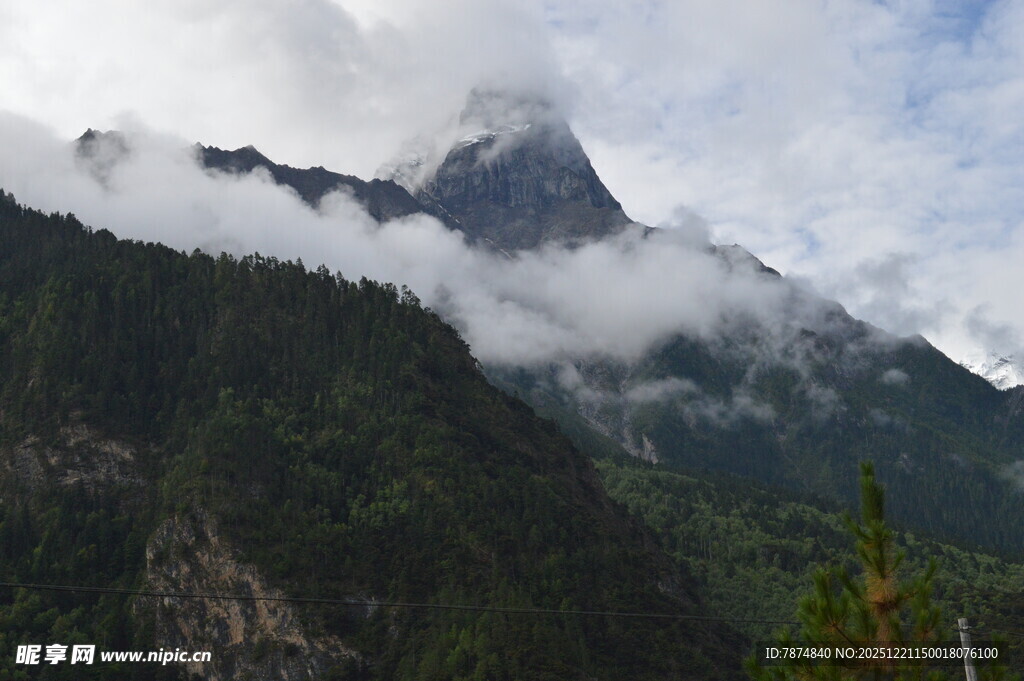 云雾缭绕的巍峨山峰