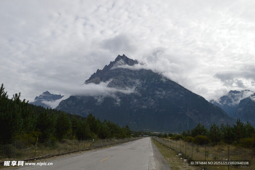 山间公路旁的巍峨雪山