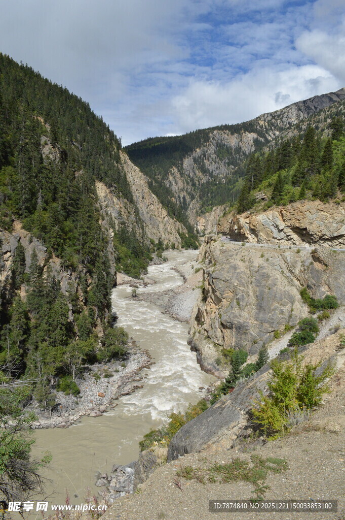 山间河谷壮丽自然景观