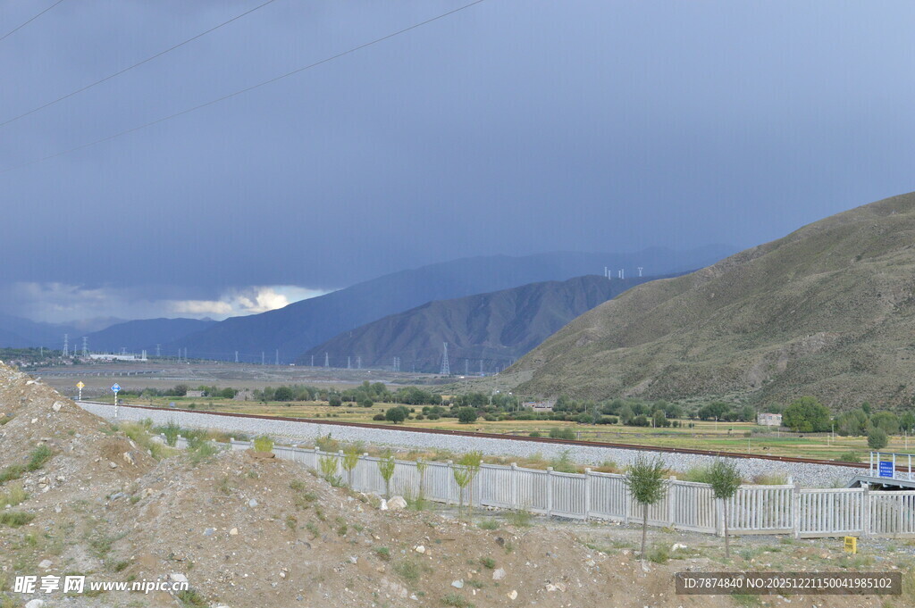 高原公路旁的壮丽山景