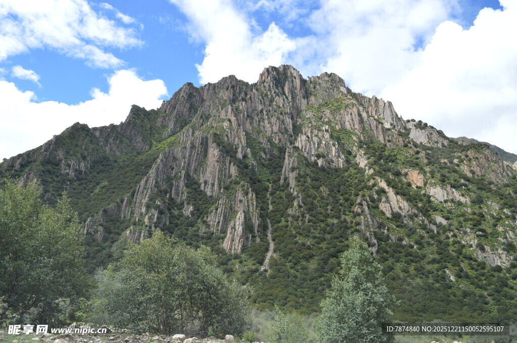 巍峨青山 蓝天白云相伴