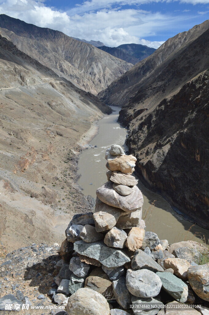 山间石堆 壮丽峡谷风光