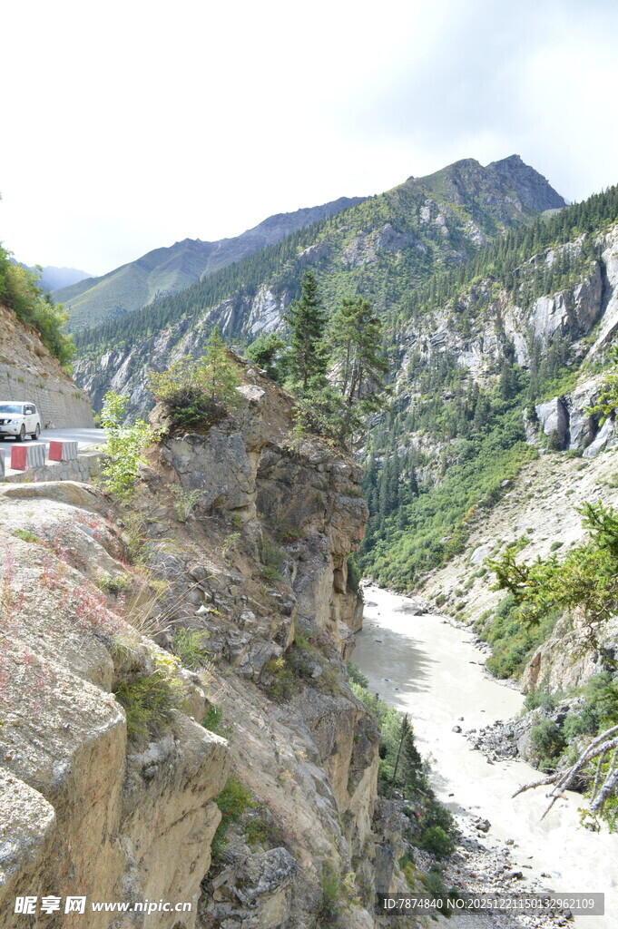 险峻山间公路 壮美峡谷景