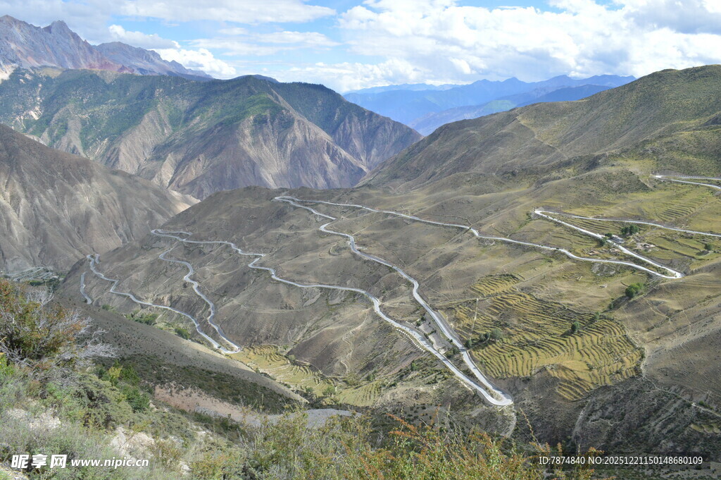 山间蜿蜒公路美景