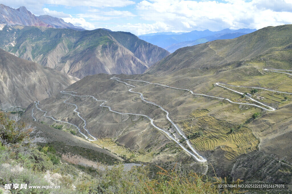 山间蜿蜒公路景色