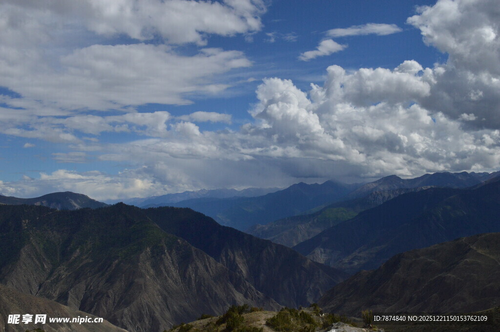 壮丽山景与蓝天白云
