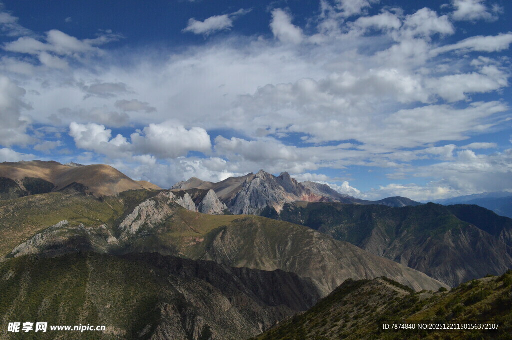 壮丽高山蓝天白云美景