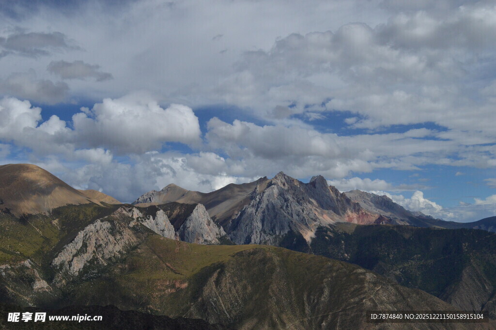 壮丽山景 蓝天白云相伴