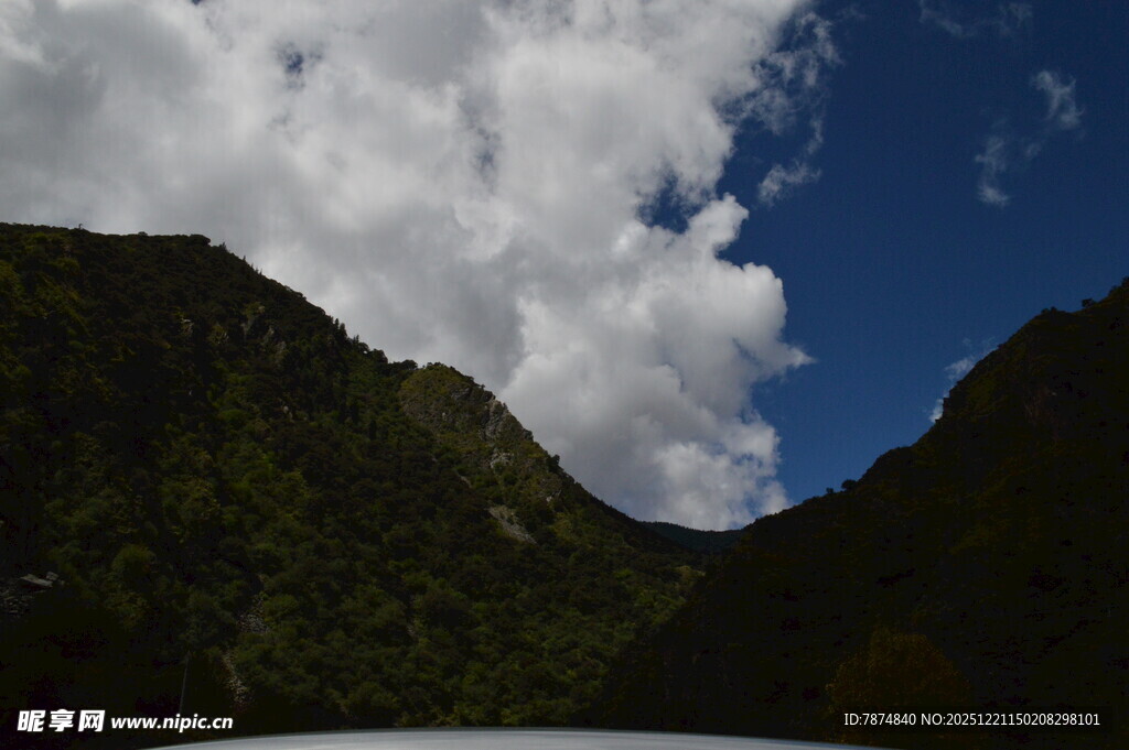 山间蓝天与白云美景