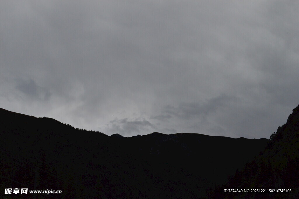 阴云笼罩下的山峦