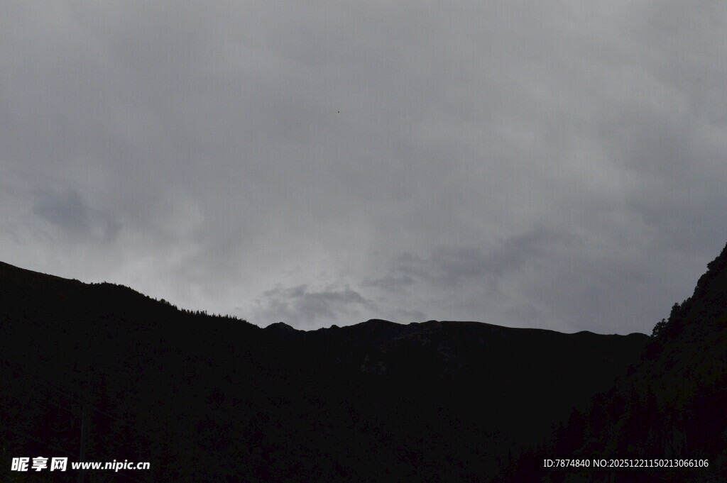 阴云笼罩下的山峦