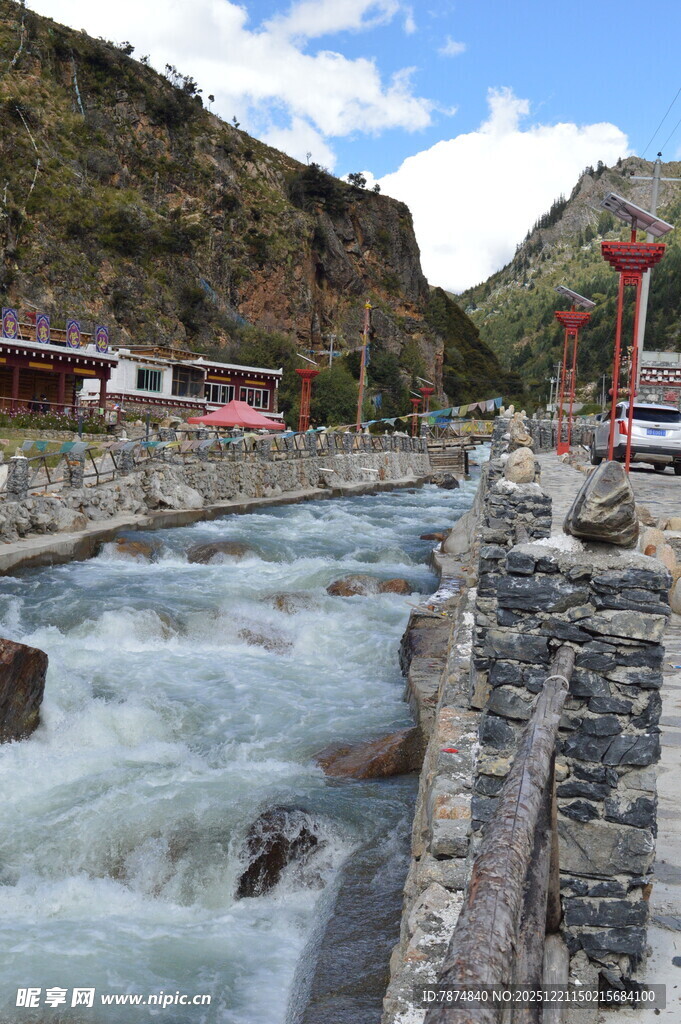 山间湍急溪流景观