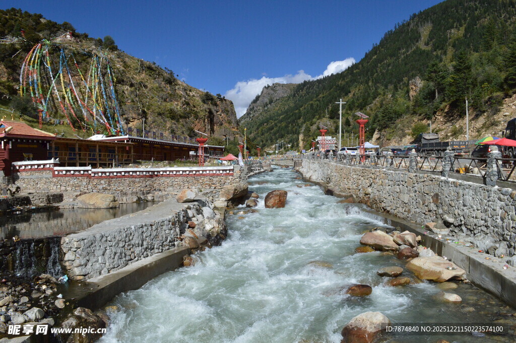 山间湍急溪流景观