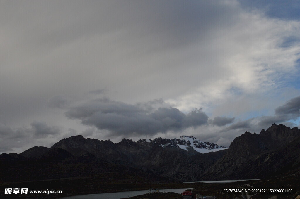 乌云笼罩下的壮丽山脉