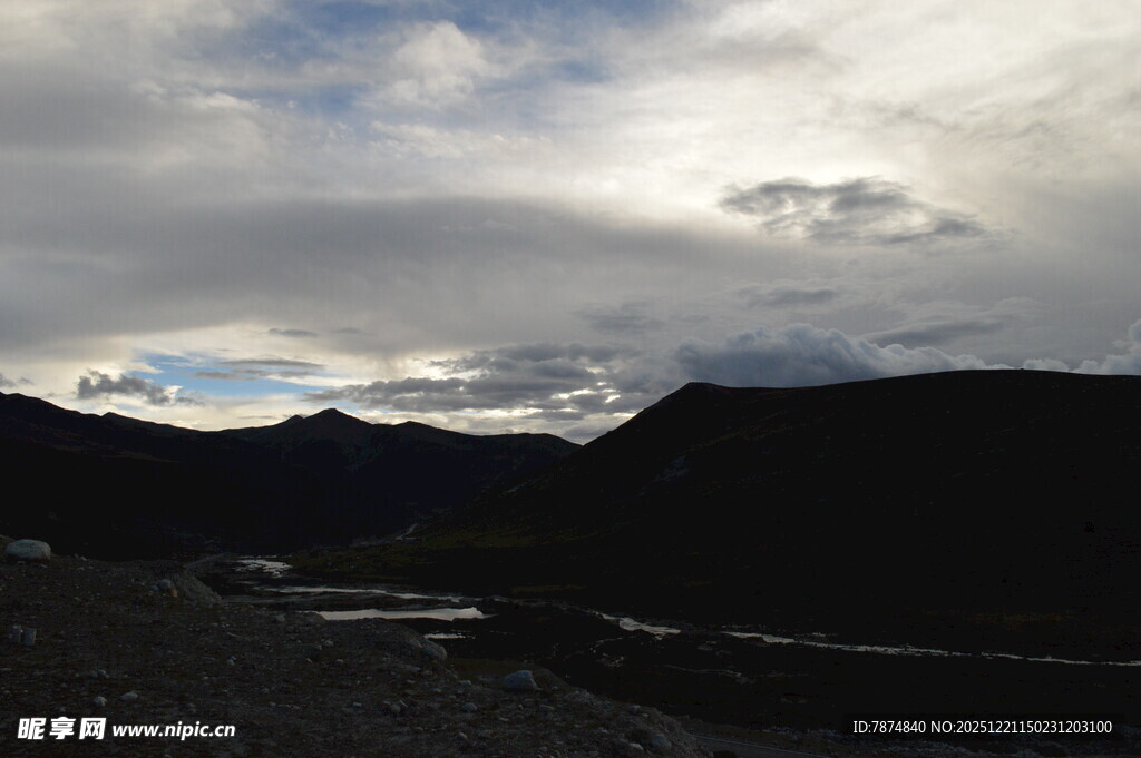 山间云景 自然静谧风光