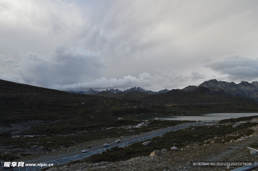 山间河谷阴云笼罩之景