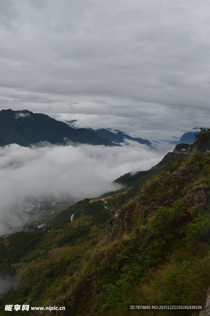 山间云雾缭绕的壮美景色